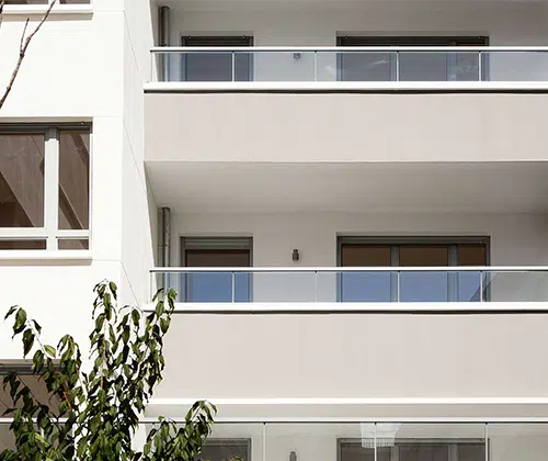 balcon en béton préfabriqué avec garde corps et relevé