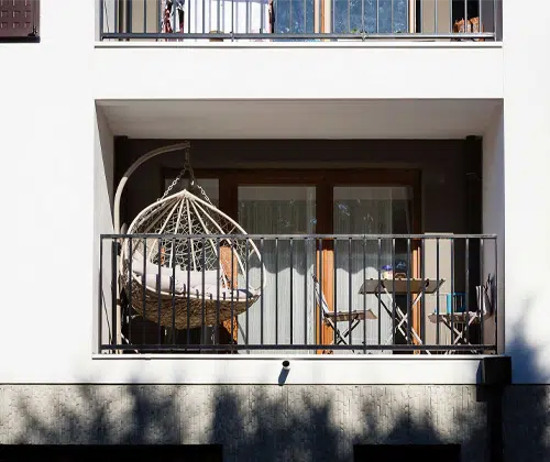 vue d'un balcon simple sans relevé dans un immeuble