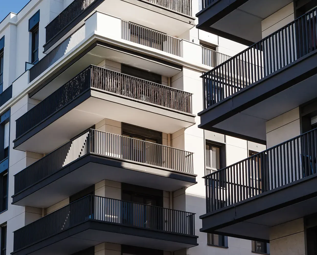 balcon immeuble moderne en béton préfabriqué