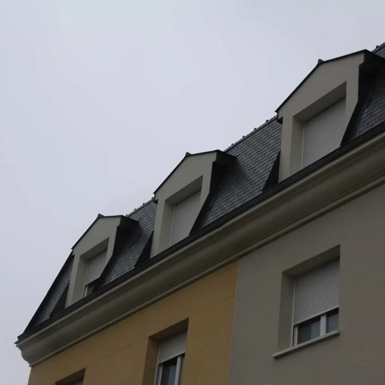 corniches moulées en béton sur immeuble