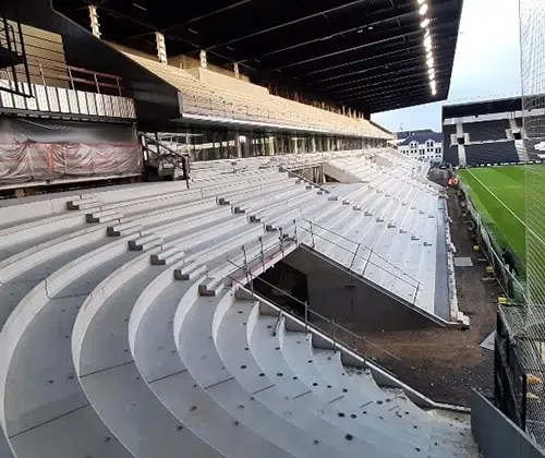 gradin courbé en béton dans un stade de foot