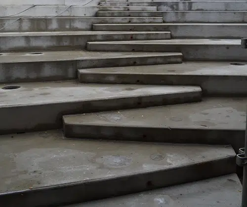 gradin courbé en béton dans un stade de foot