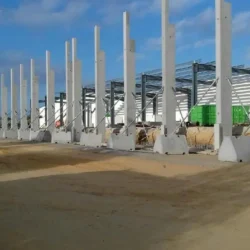 Installation de poutre en béton préfabriqué par Prefa Bressuirais sur un chantier